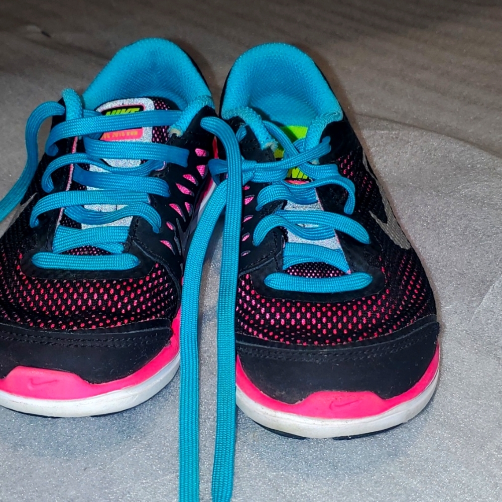 Girls nike tennis shoes